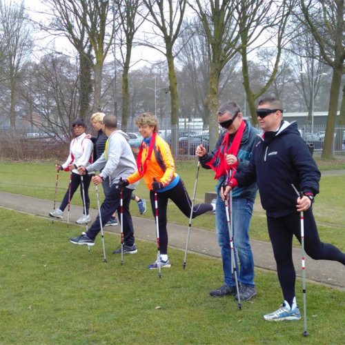 Foto met mensen die Nordic Walking oefenen in Tiel
