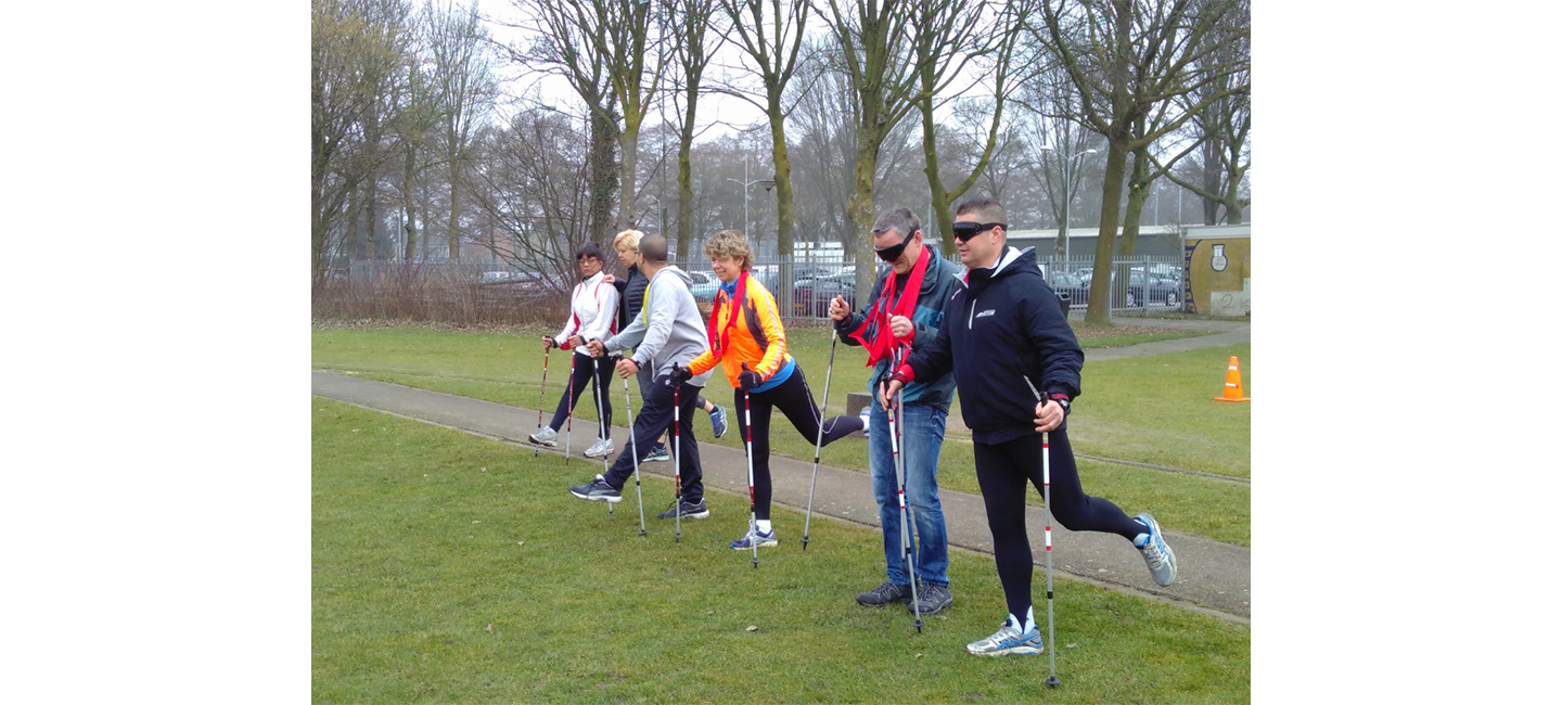 Foto met mensen die Nordic Walking oefenen in Tiel