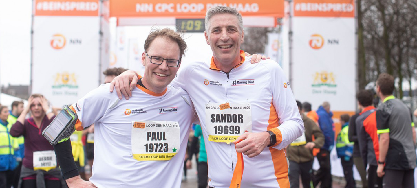 Paul en Sandor bij de finish NN CPC Loop Den Haag