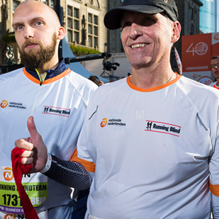 John en zijn buddy Jori zijn net de finish in Rotterdam gepasseerd